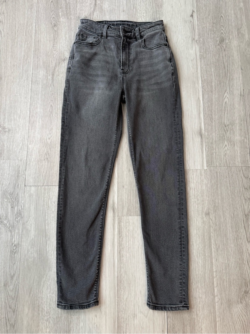 American Eagle Women’s Gray Charcoal Wash Mom Jean High Waist Size 00 Regular